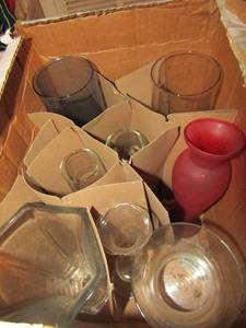 lot 78 image: Assorted glass vases in box