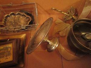 lot 86 image: Box of assorted house decor