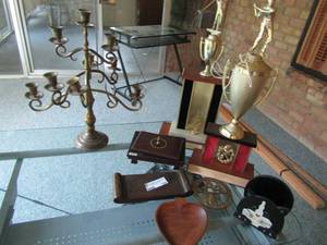 lot 104 image: 2 trophys, wood heart, candle stick holders, black cat napkin holders