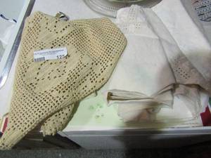 lot 125 image: Placemats and doilies