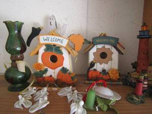 lot 136 image: 4 light houses , 2 fall welcome bird houses and white bird chime