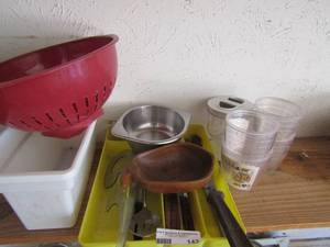 lot 143 image: White freezer ice bucket, red strainer, silverware caddy and 4 card cups