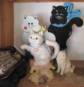 lot 161 image: Lot of Cat dcor