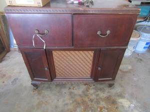 lot 162 image: Crosley Hooting Jewel stereo cabinet #249734    RADIO, TURNTABLE  37x38x18