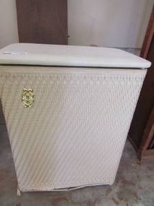 lot 164 image: Off white wicker Laundry Hamper  top needs repair