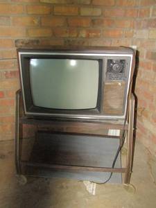 lot 174 image: TV stand 2 shelf 23x29x16 with 20 Magnavox TV