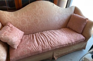 lot 181 image: Baker Furniture Company Victorian Style Sofa - PinkPeach 74 L