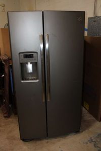lot 16 image: GE Refrigerator Model GSE25HMHEHES