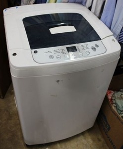 lot 27 image: GE Clothes Washing Machine