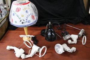 lot 72 image: Mountable Track Lights(Need Bulbs) and 2 Desk Lamps as shown