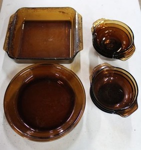 lot 95 image: Brown Glass Dishes 1 8x8 Casserole, 2 Pie Plates and 6 Individual Cups