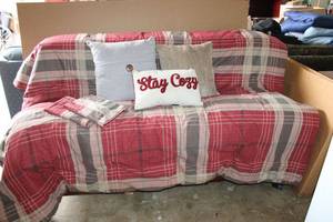 lot 170 image: Comforter and Pillows for FullQueen size Bed
