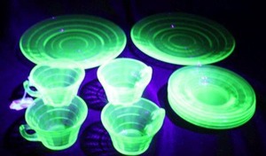 lot 142 image: Uranium Glass Set 4 Cups, 4 Saucers and 2 Dinner Plates