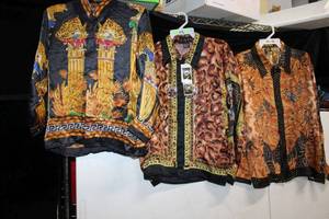 lot 166 image: Boys Special Occasion 100% Silk Shirts, still with tags Bravo Size S, Onyx Size L, Gilag Size XL