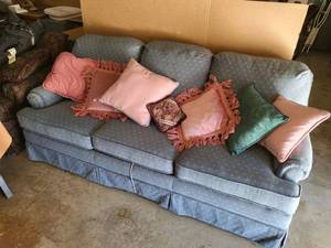 lot 228 image: PeopLoungers Blue Sleeper Sofa with Throw Pillows