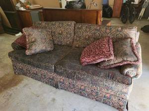 lot 229 image: Multi-colored Couch