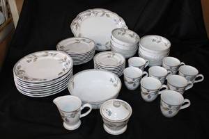 lot 33 image: Noritake Stoneware 8-Person Dish Set with Leaf Pattern