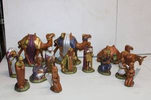 lot 211 image: Colorful Manger Scene - Missing some pieces, Great for adding to or replacing other figurines