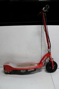 lot 256 image: Razor Battery Operated Scooter (Red) E175