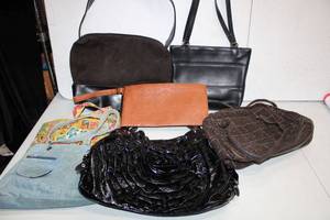lot 237 image: Purse Collection Includes Brands Vera Bradley and Old Navy, see pictures