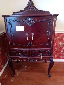 lot 5 image: Very nice Mahogany Liquor - Bar cabinet