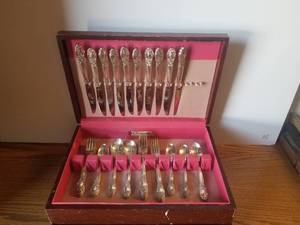 lot 4 image: Selection of Community silverplated flatware