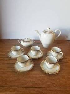 lot 8 image: Selection of Vara fine china made in Brazil