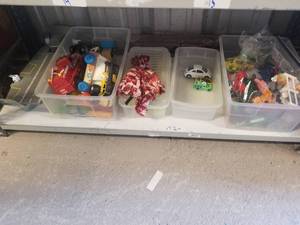 lot 17 image: Selection of Toys