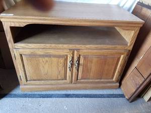 lot 20 image: TVentertainment cabinet - 22 by 40 by 31