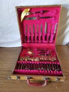 lot 34 image: Set of flatware in case from Johnys Gems