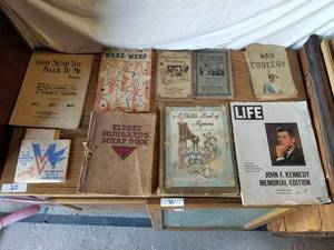 lot 43 image: Selection of vintage items - Ephemera - Paper Americana