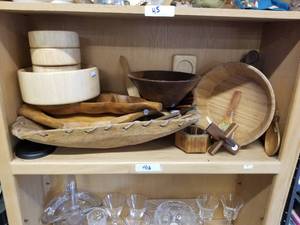 lot 46 image: Selection of wood bowls - platters, etc...