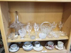 lot 47 image: Selection of clear glass - crystal items