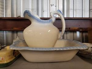 lot 68 image: Bluewhite Pitcher and water basin