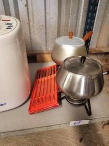 lot 65 image: Fondue pots and skewer set