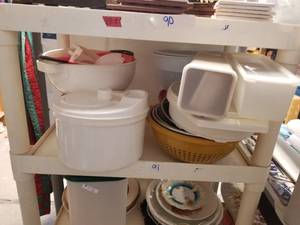 lot 91 image: Selection of tupperware