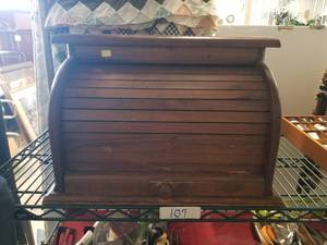 lot 105 image: Wood rolltop bread box