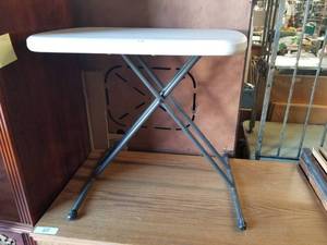 lot 117 image: Small foldable table