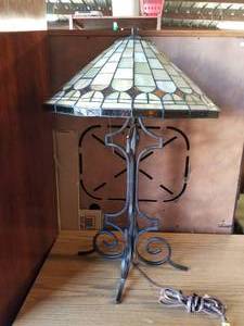 lot 116 image: Deskstudy lamp with lead glass shade
