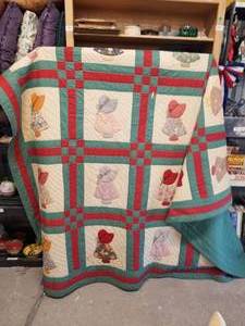 lot 128 image: Vintage hand sewn Holly Hobby quilt