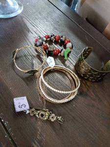 lot 295 image: Glass with a large selection of costume jewelry - bracelets