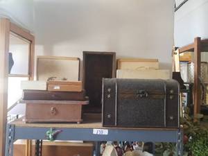 lot 138 image: Selection of decorative boxes