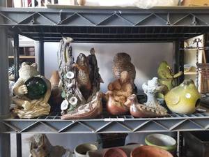 lot 158 image: Selection of home decor.