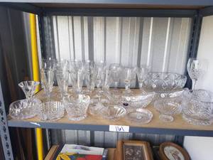 lot 161 image: Selection of glassware - crystal items