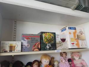 lot 162 image: Selection of Home items in boxes