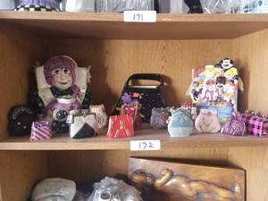 lot 172 image: Selection of collectible purses