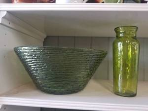 lot 177 image: Selection of green glassware
