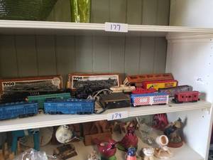 lot 178 image: Selection of HO scale train engines, cars, and more