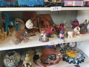lot 179 image: Selection of animal themed home decor. lot includes items on shelf between 178 and 179
