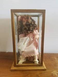 lot 189 image: Collectible doll in glass case with COA - 2003500